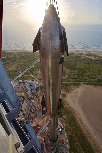 122 метра космической мощи или «мечты наконец сбываются». Илон Маск показал собранный космический корабль Starship – это самая большая ракета в истории человечества