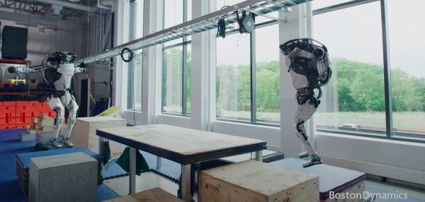 Роботов Boston Dynamics научили «паркуру» в США