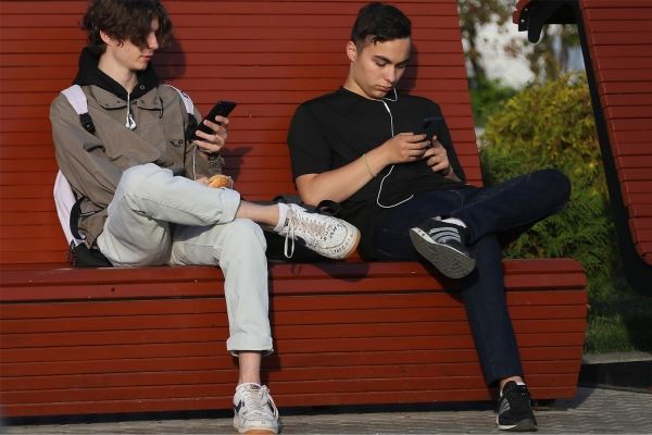 Ученые про фаббинг: почему люди меняют друзей на смартфон
