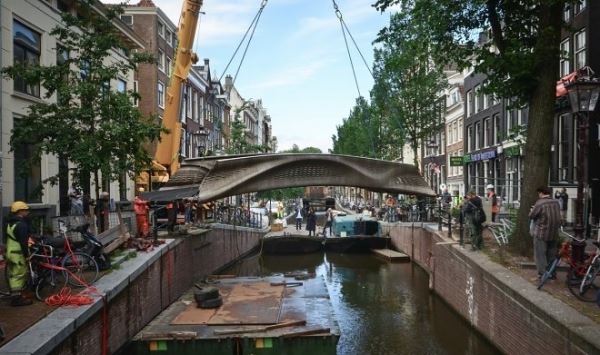 В Голландии установили первый в мире стальной мост, напечатанный на 3D-принтере