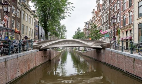 В Голландии установили первый в мире стальной мост, напечатанный на 3D-принтере