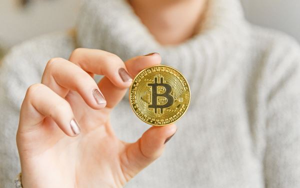 Bitcoin начал неделю с падения